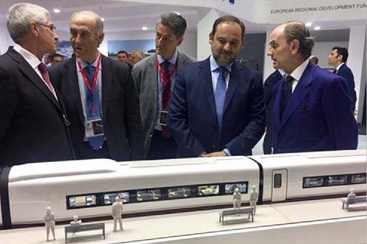 Imagen del ministro durante la visita a la feria