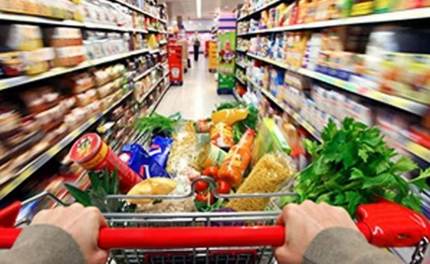 Abastecimiento de alimentos en un supermercado