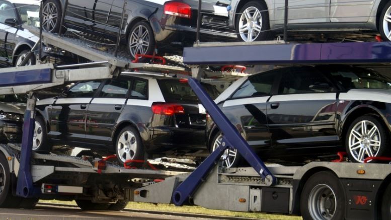 Un camión de transporte de automoviles