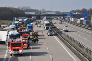 camioneros, heridos, graves, A-6, Alemania, cuatro, camiones