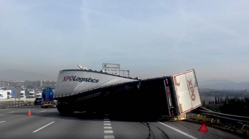 Imagen del camión accidentado