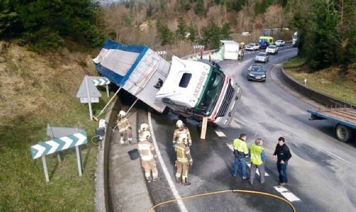 Accidente de dos camiones en el alto de Barazar
