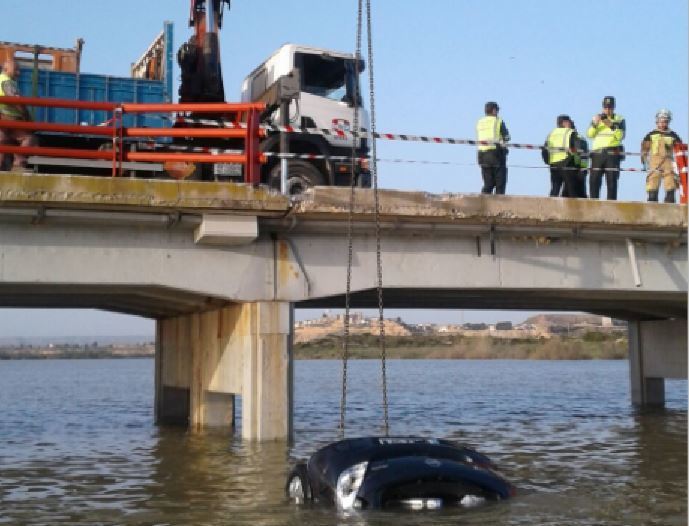 La grúa sacando el coche que ha caído al Ebro