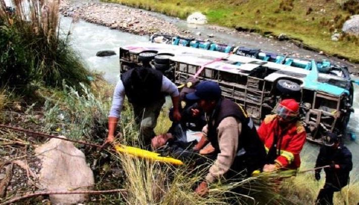 Rescate de los heridos del accidente de autobús en Perú