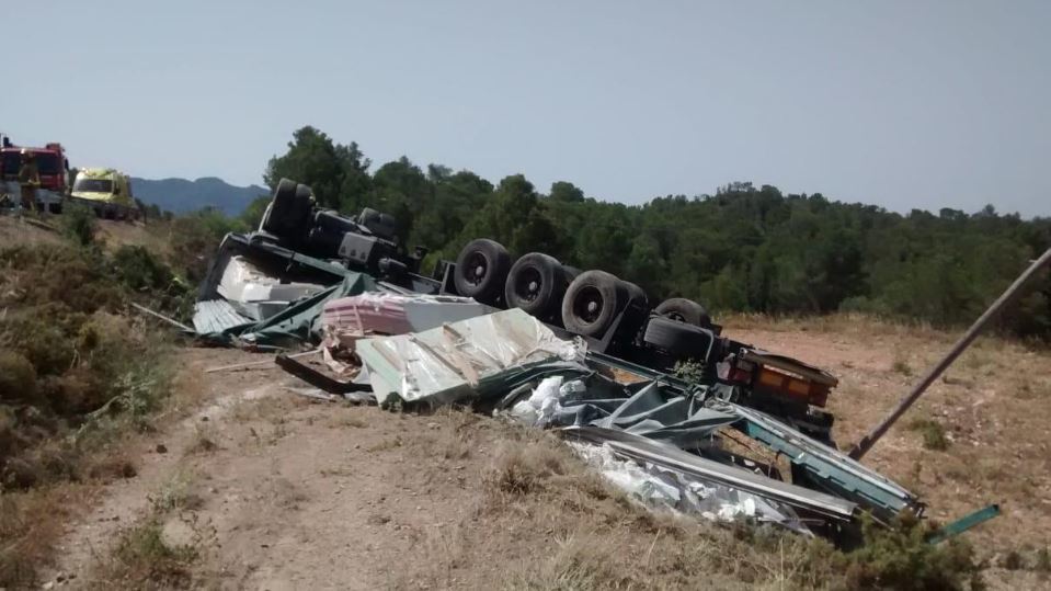 Imagen del camión accidentado