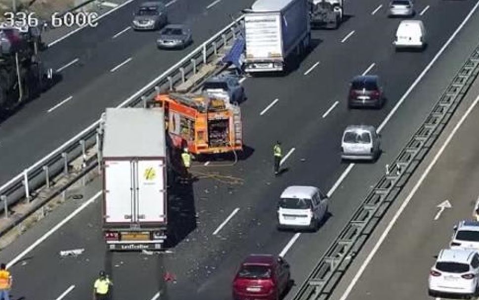 Accidente entre dos camiones en la A-3