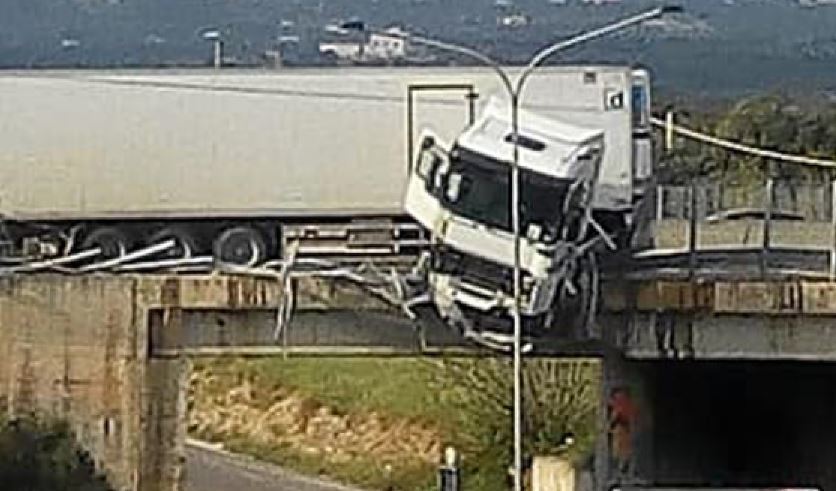 Imagen del camión suspendido en el puente