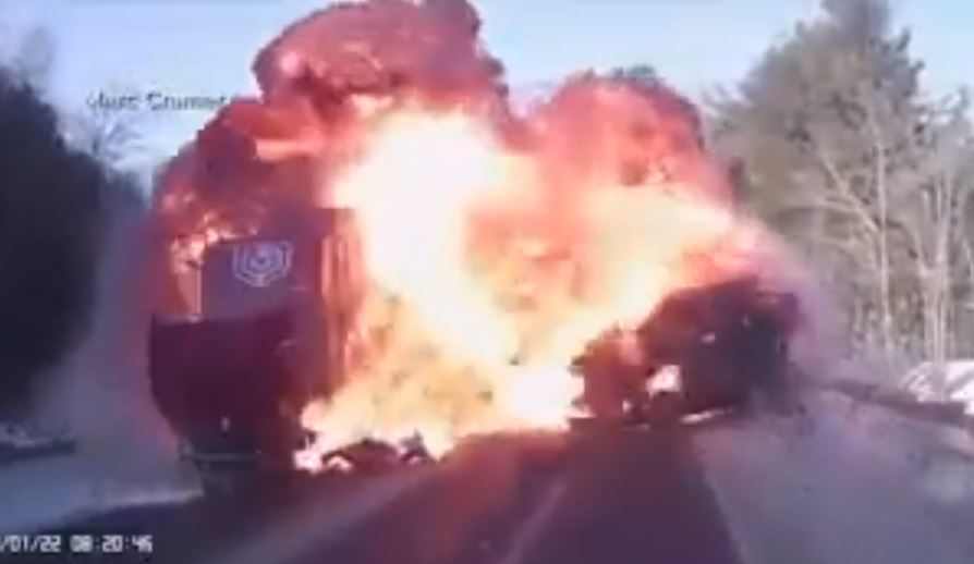 Imagen de la colisión entre un Jeep y un camión en Estados Unidos