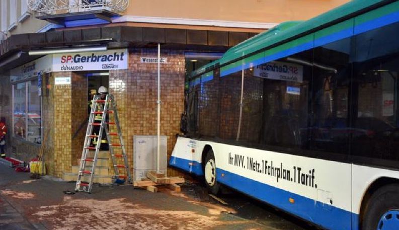 Un autobús escolar se empotra contra una casa en Alemania