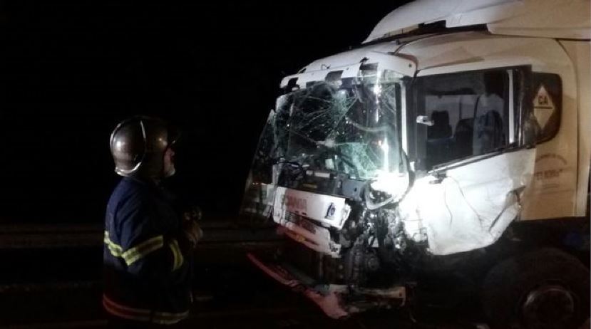 Un bombero mirando como ha quedado el camión