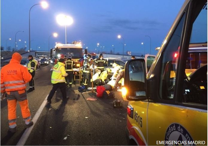 Emergencias de Madrid atienden a la víctima del accidente