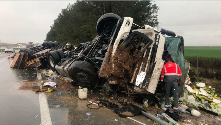 Imagen del camión accidentado
