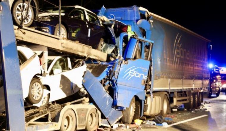 Una imagen del camión español accidentado.