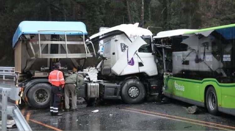 Colisión entre un camión y un autobús de línea