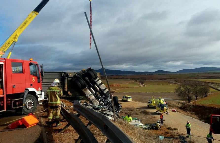 Imagen de los bomberos en el lugar del accidente