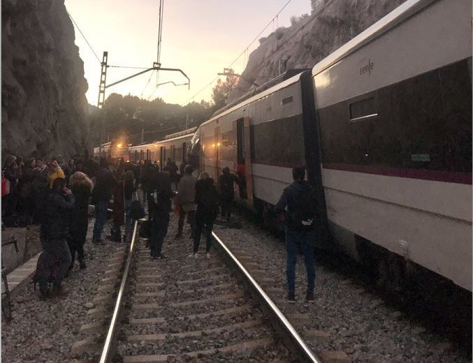 imagen de los pasajeros fuera de los trenes accidentados