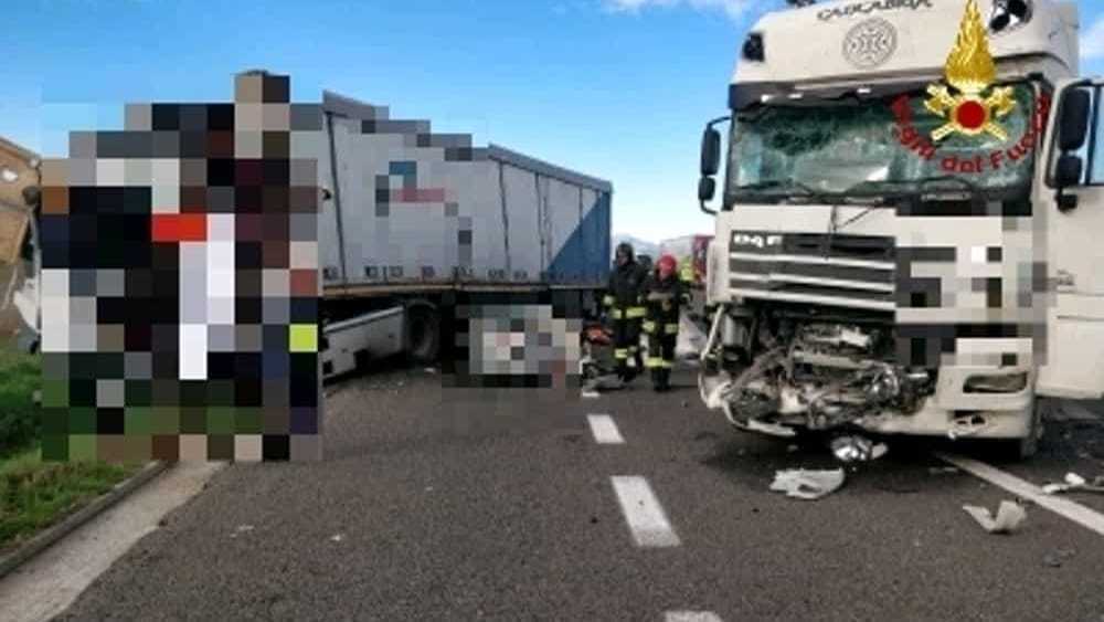 Imagen del estado en el que han quedado los camiones tras la colisión