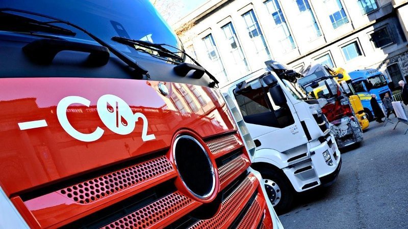 Varios camiones estacionados