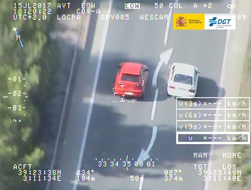 Adelantamiento de un vehículo rebasando la línea continua