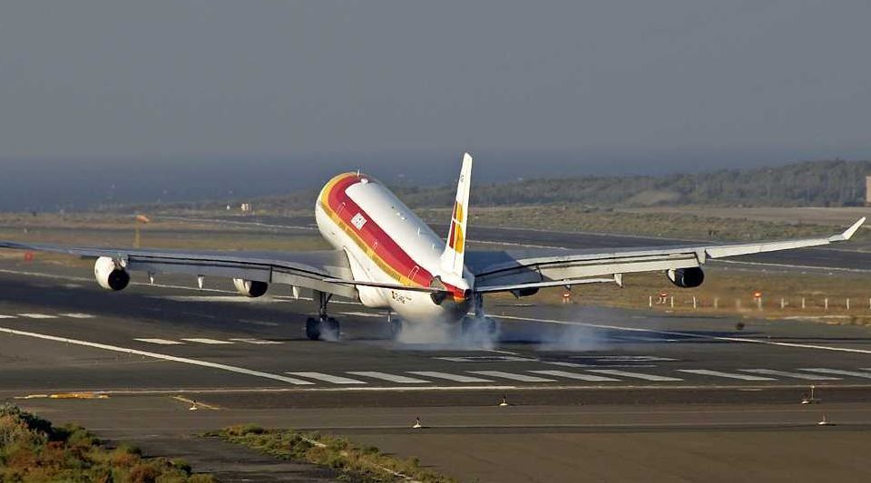Avión despegando del aeropuerto de Gran Canaria