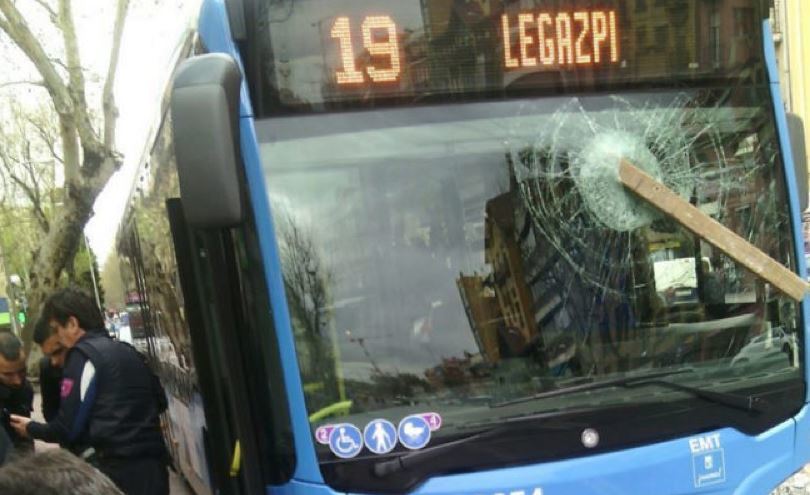 El autobús de la línea 19, con el tablón de madera incrustado en la luna delantera