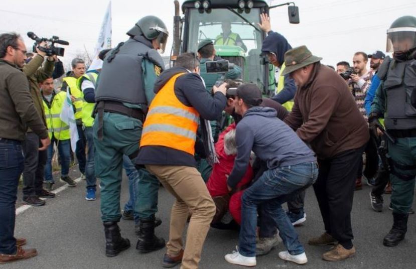 Un corte de carretera de los agricultores y ganaderos