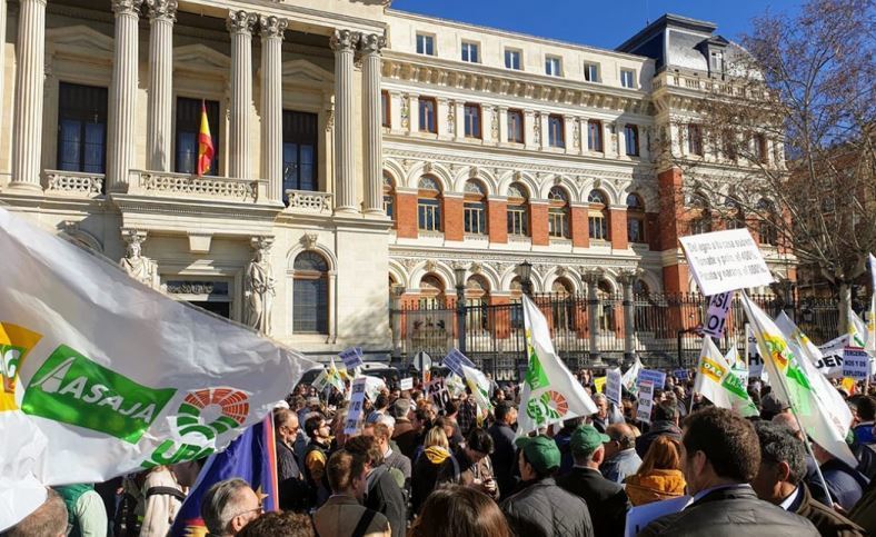 Imagen de los agricultores ante el Ministerio de Agricultura