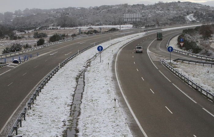 OURENSE. 16.01.2015 A LIMIA, JORNADA DE NIEVE. AUTOVIA A-52. FOTO: MIGUEL ANGEL