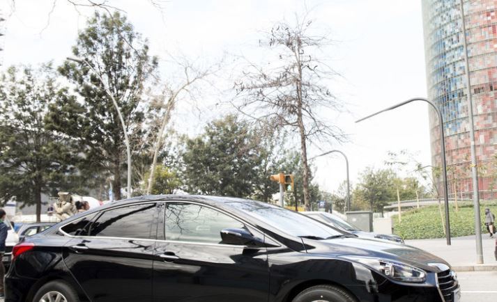 Uno de los vehículos de Uber-Alsa, junto a la torre Agbar UBER