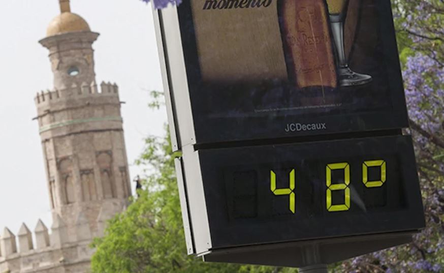 Imagen de un termómetro en una ciudad española