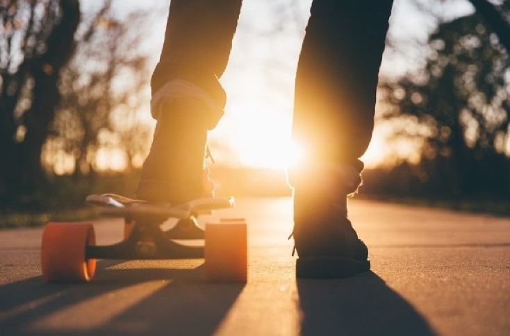 Un joven con un patinete Un joven con un patinete