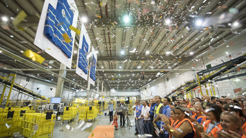 Empleados de Amazon en una celebración.