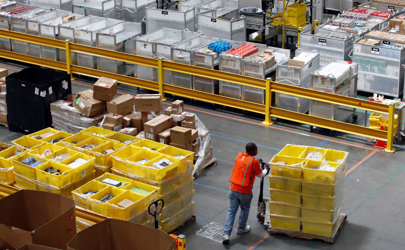 Image: Trabajador en Amazon (AP)