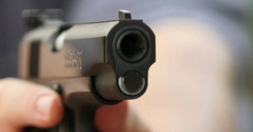Una persona amenazando con una pistola