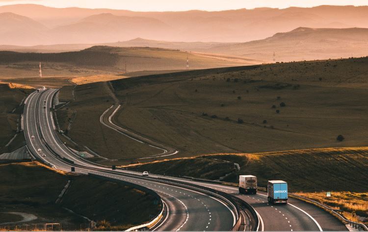 Imagen de dos camiones en carretera
