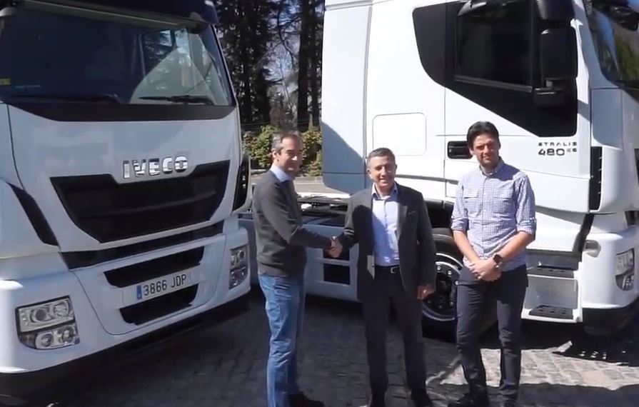 Imagen de la entrega de los camiones Iveco