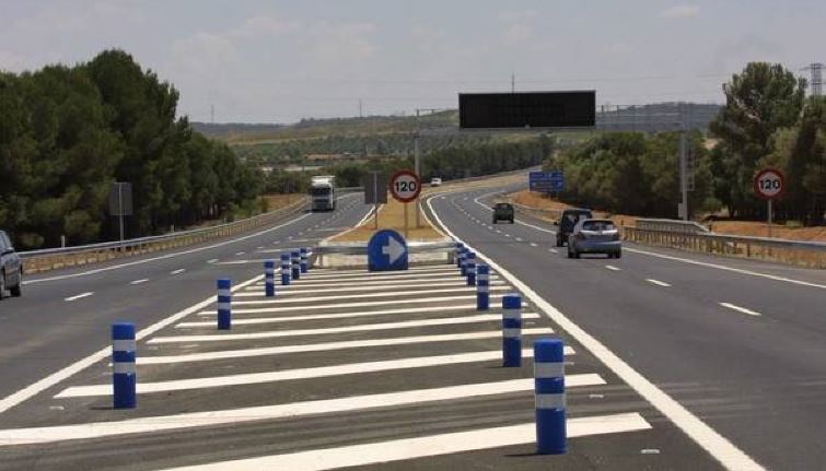 Coches circulando por la Autovía del Ebro