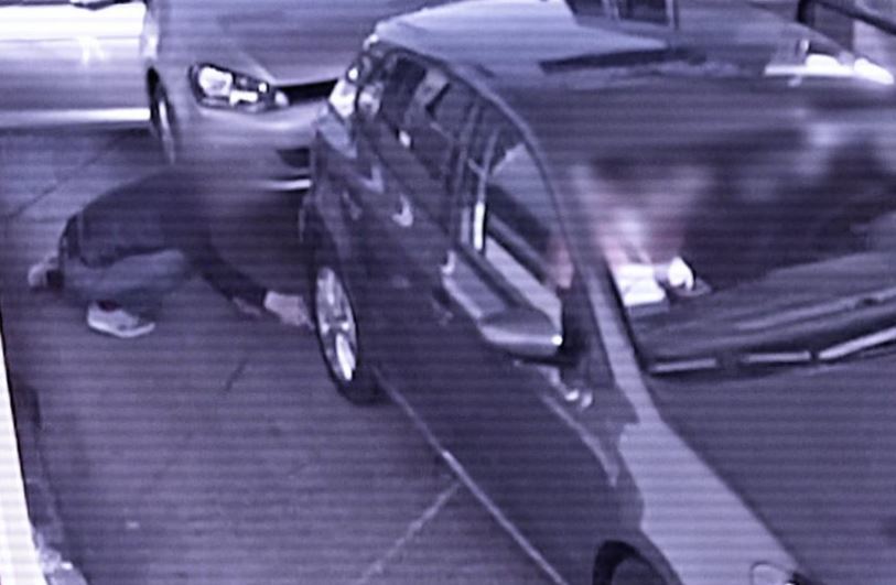 Un hombre pinchando una rueda en un área de servicio
