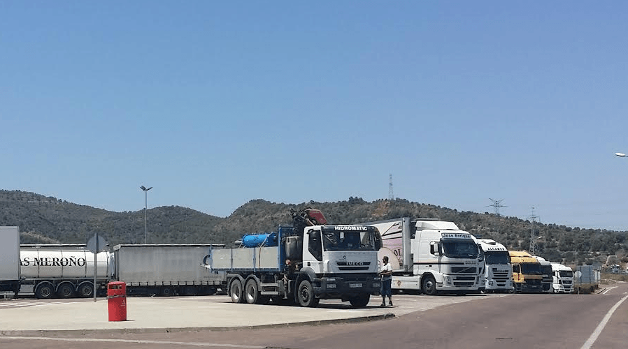Un aparcamiento de camiones