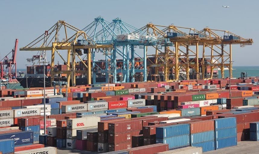 Contenedores en el puerto de Barcelona