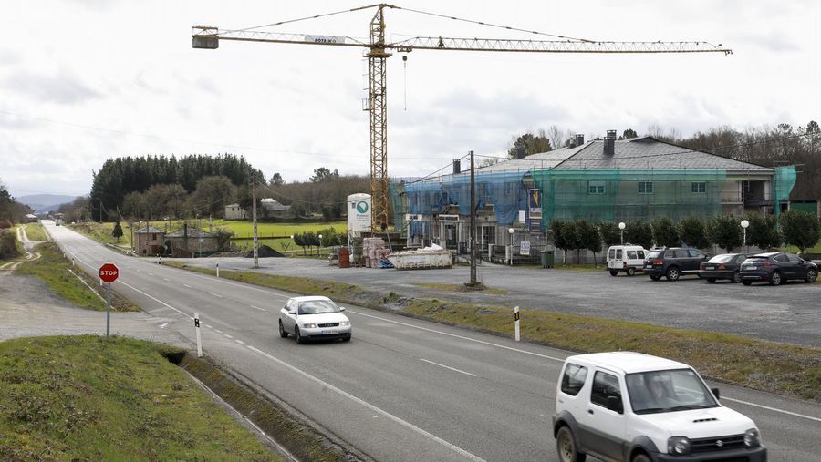 Utiliza el restaurante que cerró por la crisis en 2006 en la recta de Sabarei