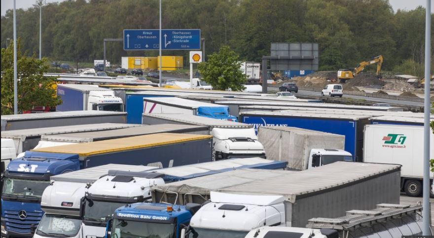 En el área de descanso de la A2, tres hombres agredieron a otro camionero