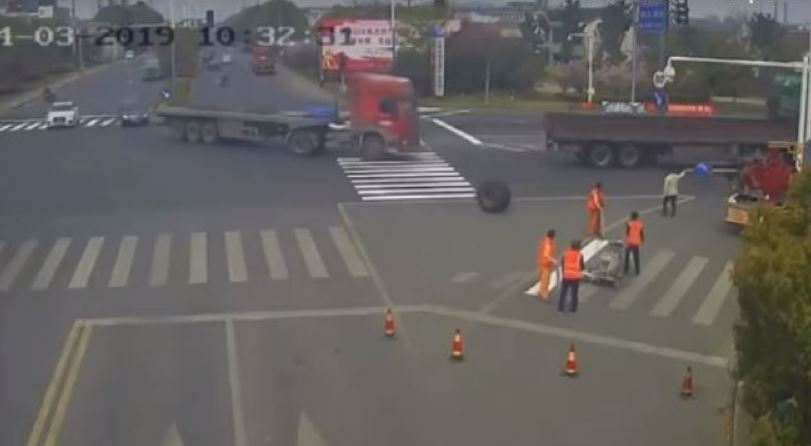 Momento en el que la rueda va directa al trabajador