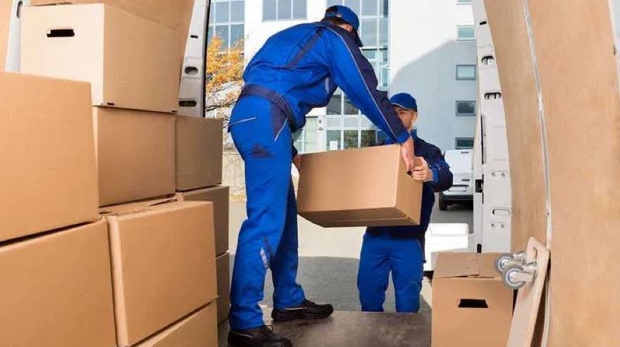 Imagen de trabajadores de mudanzas en Madrid