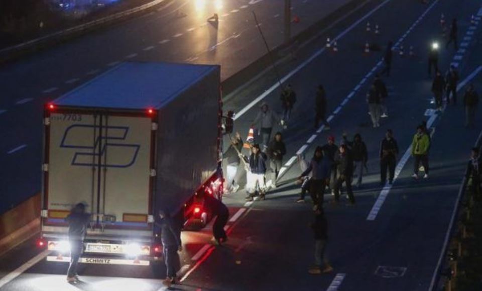 Imagen del ataque a un camión en Calais