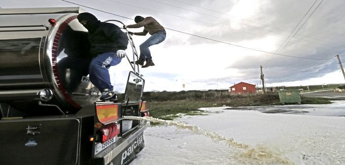 Fotografia datada de 15/02/2016, mostra produtores da Galiza a derramar o leite de proveniência portuguesa de um camião cisterna, como protesto com o alegado incumprimento de normais legais na exportação de leite de Portugal para Espanha, nomeadamente no que diz respeito ao atestado de qualidade, na zona industrial de Monforte, Lugo, Espanha, 17 de fevereiro de 2016. LAVANDEIRA JR/EFE/LUSA