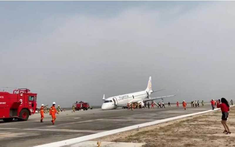 Imagen del avión que aterrizó sin ruedas frontales