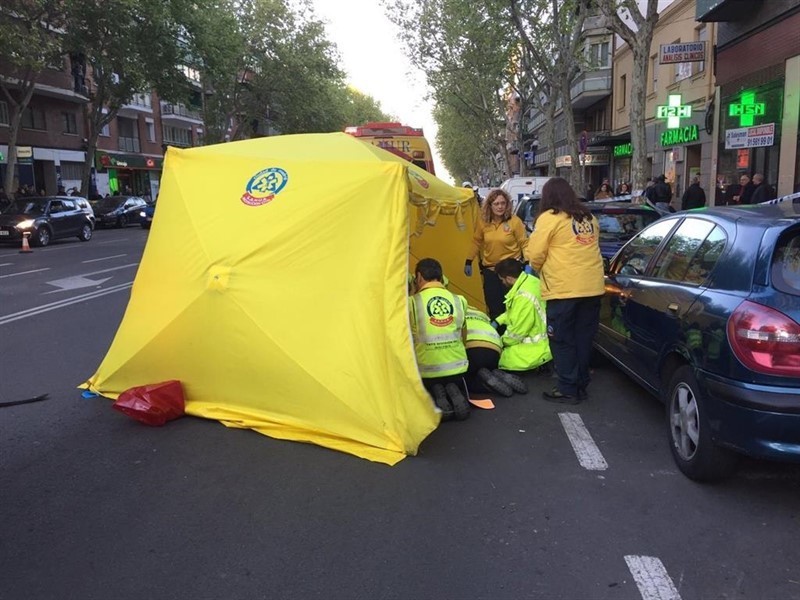 Imagen del Samur atendiendo a la joven herida