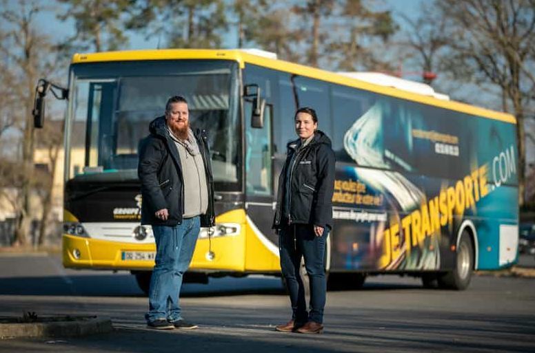 Imagen del autobús y los dos trabajadores para reclutar conductores