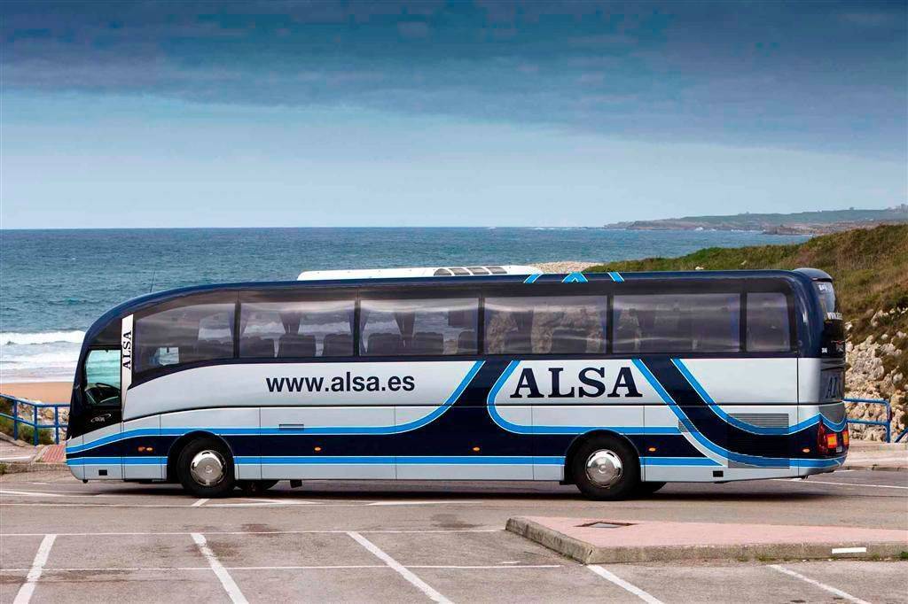 Imagen de un autobús de Alsa